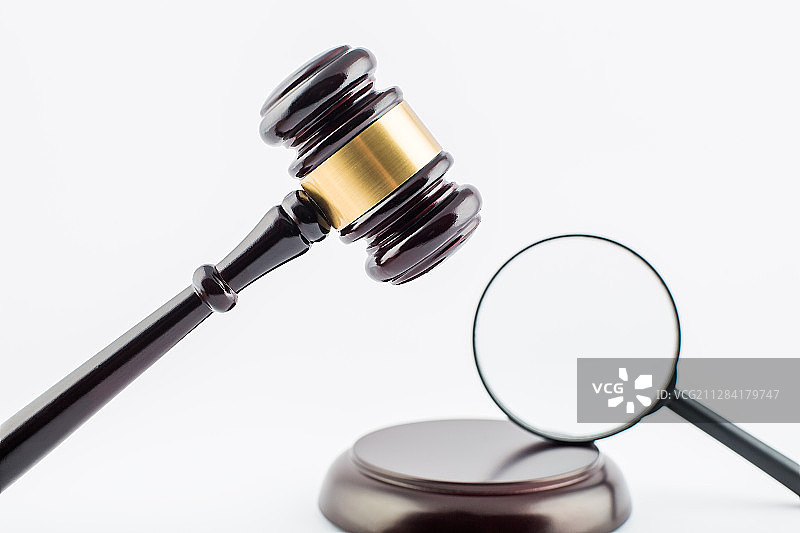 法槌和放大镜，法律权威和法官依法公正概念图片素材