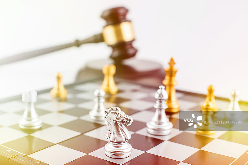 国际象棋棋盘和法槌，金融贸易策略博弈概念图片素材
