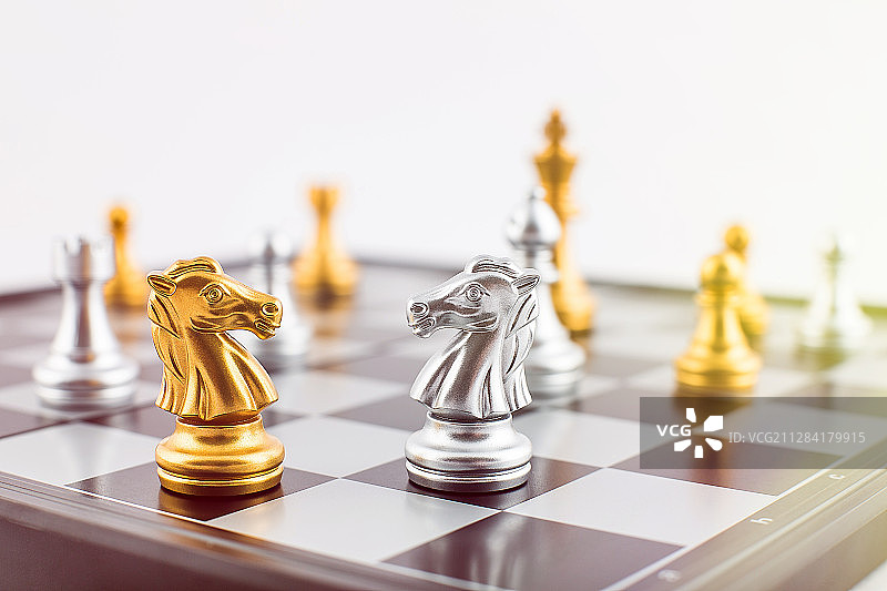 国际象棋棋子和棋盘，金融贸易策略博弈概念图片素材
