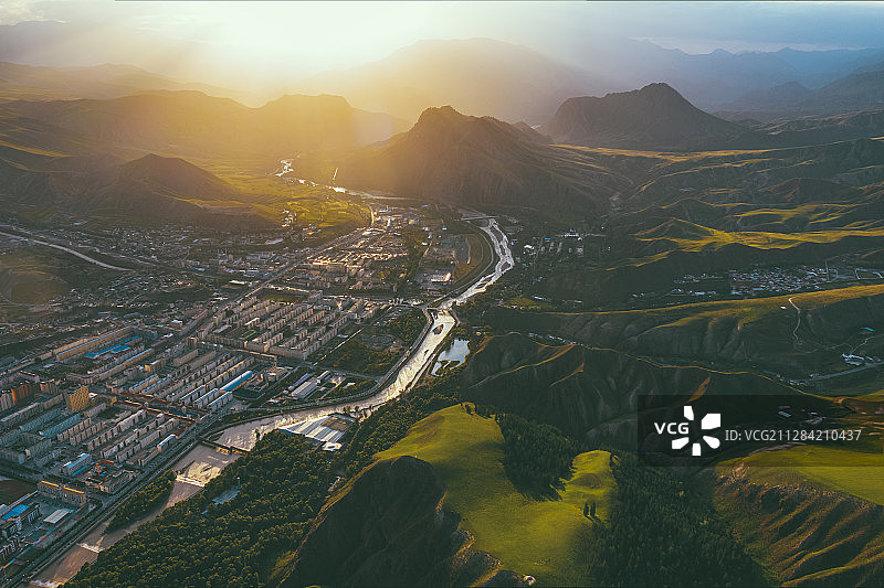 航拍中国青海省海北藏族自治州祁连县城与卓尔山日落余晖图片素材
