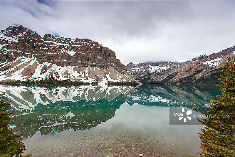 加拿大班夫弓湖图片素材