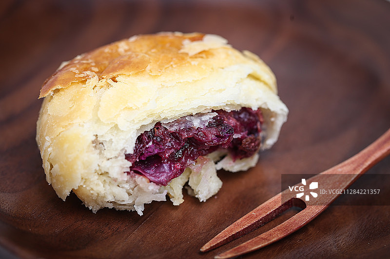 放在黑胡桃木盘子上的玫瑰鲜花饼图片素材