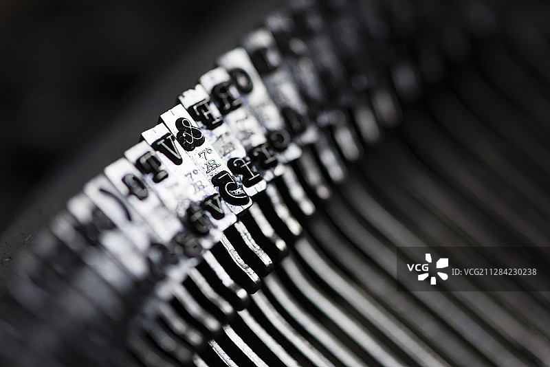 老式机械打字机内部字杆特写图片素材
