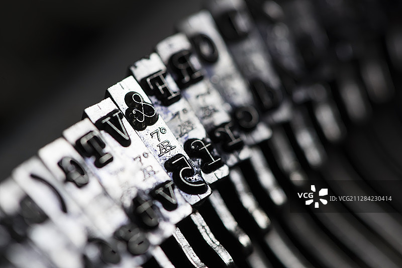 老式机械打字机内部字杆特写图片素材