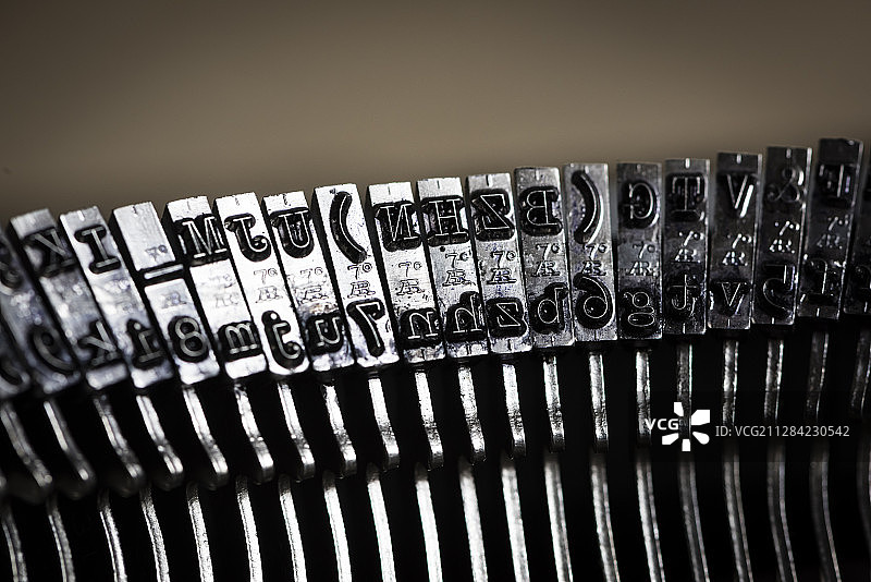 老式机械打字机内部字杆特写图片素材