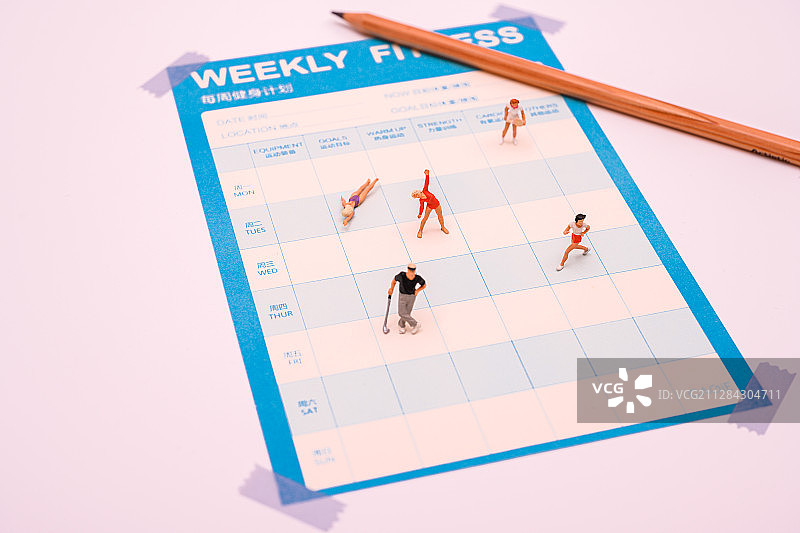 纯色背景上的办公用品和计划表图片素材