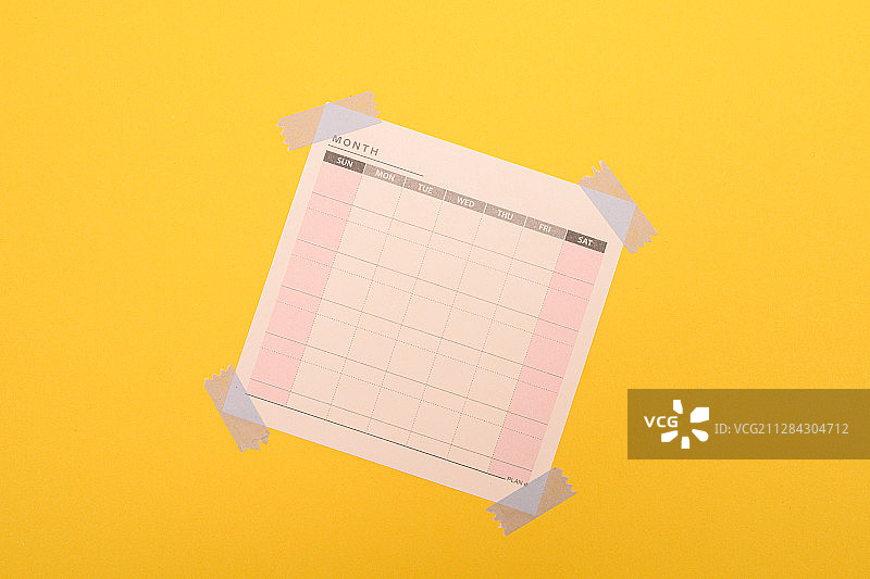 纯色背景上的办公用品和计划表图片素材