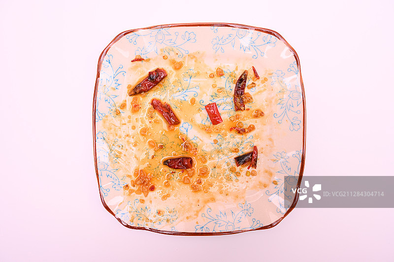留着食物残渣的脏盘子图片素材