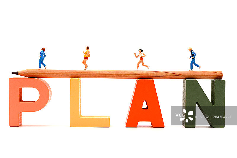 纯色背景上的办公用品和计划表图片素材