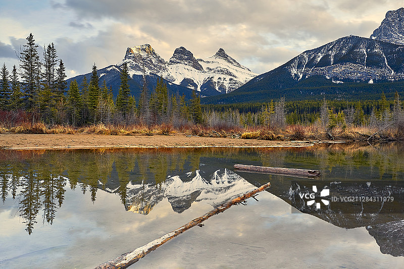 加拿大班夫国家公园口三姐妹山晚霞图片素材