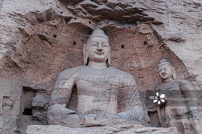 山西大同云冈石窟象征，北魏昙曜五窟之第二十窟露天大佛结跏跌坐图片素材