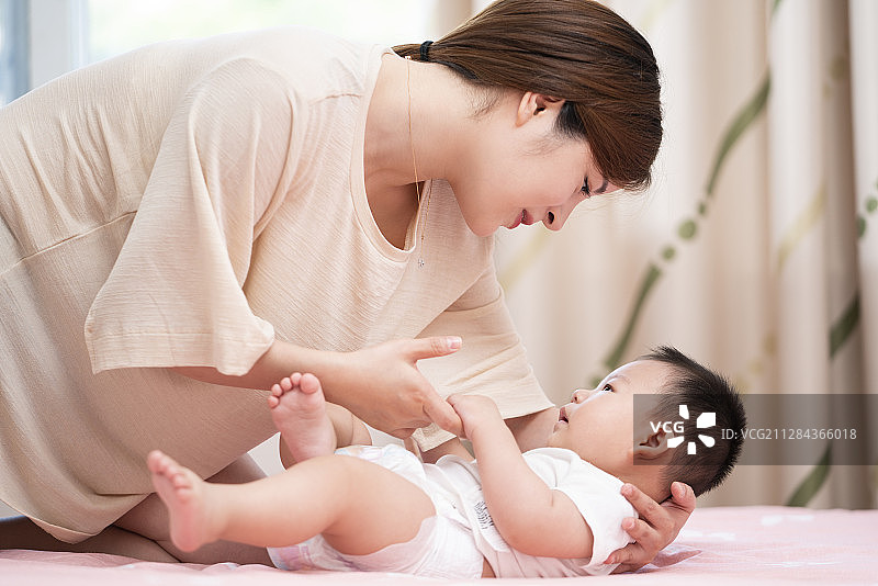 年轻妈妈和小宝宝玩耍图片素材