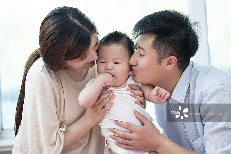 幸福的年轻家庭图片素材