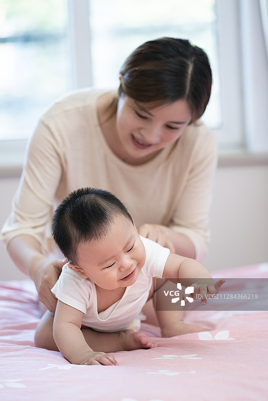 年轻妈妈照顾婴儿图片素材