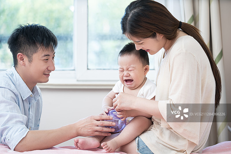 温馨的年轻家庭图片素材