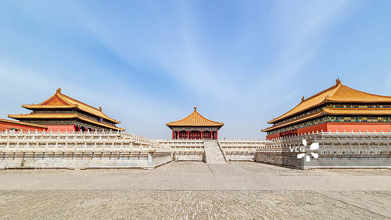 中式皇宫宫殿蓝天白云图片素材