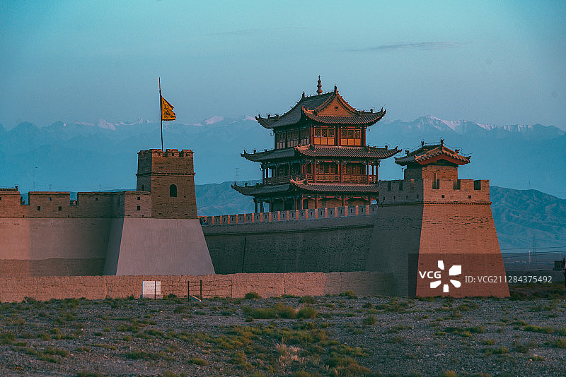 黄昏时的中国甘肃省嘉峪关关城与祁连雪山图片素材