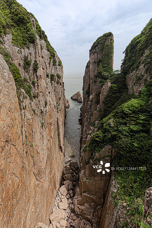 浙江舟山桃花岛弹指峰，东海边屹立的峭壁图片素材