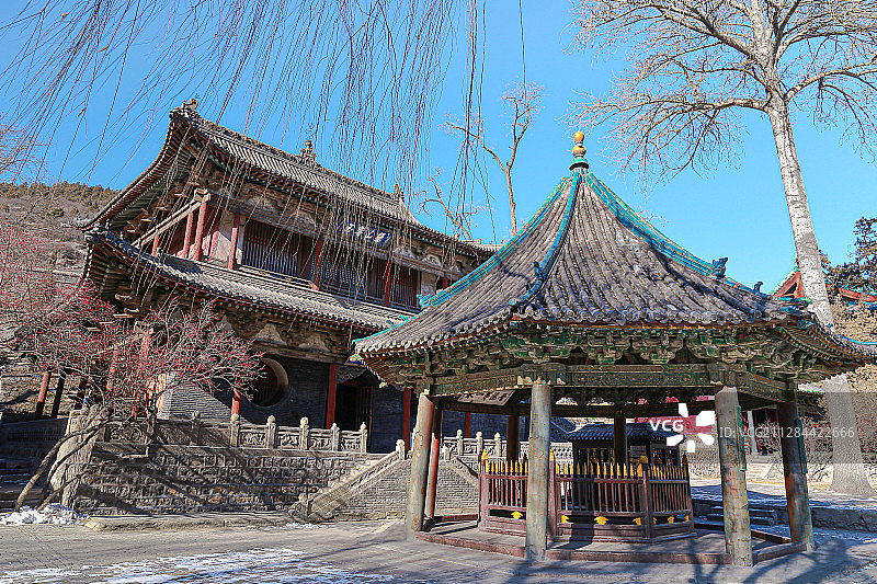 山西太原晋祠难老泉八角攒尖亭与水母楼图片素材