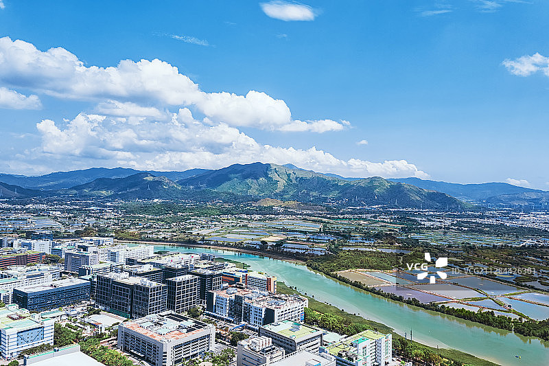 广东省深圳市福田区保税区隔着河流望香港山峰图片素材