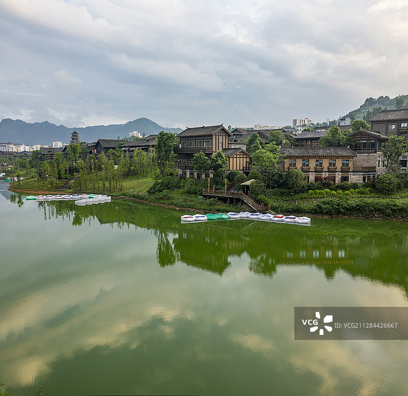 贵州丹寨县东湖湖畔的万达小镇图片素材