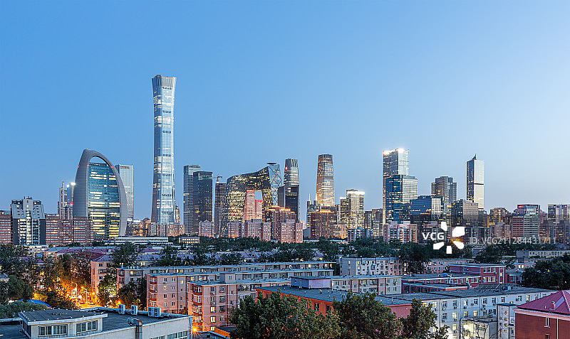 夜幕下华灯初上北京国贸CBD蓝色时刻傍晚日落万家灯火天际线城图片素材