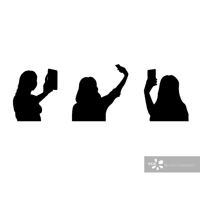 用智能手机和三个年轻人自拍的剪影图片素材