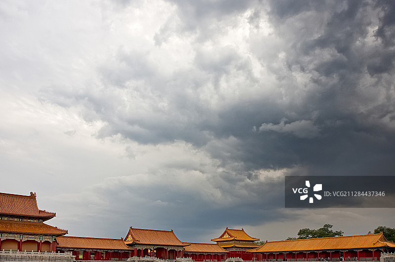 乌云下的故宫宫殿群图片素材