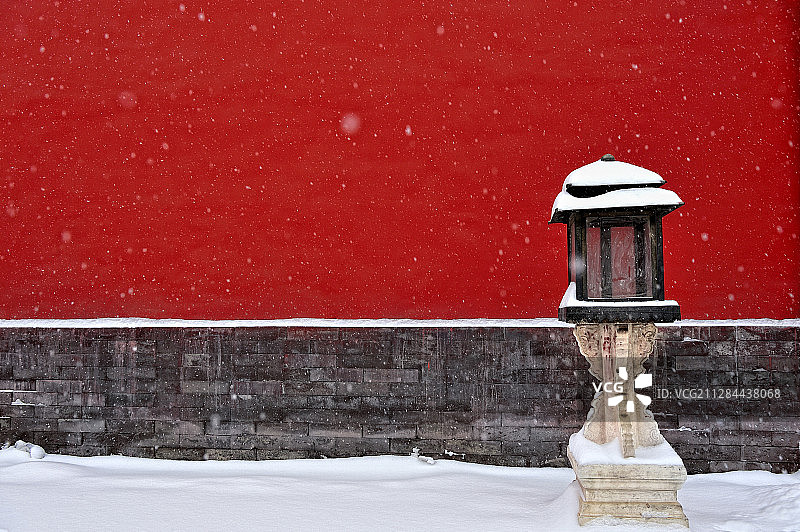 雪中故宫里的宫灯图片素材