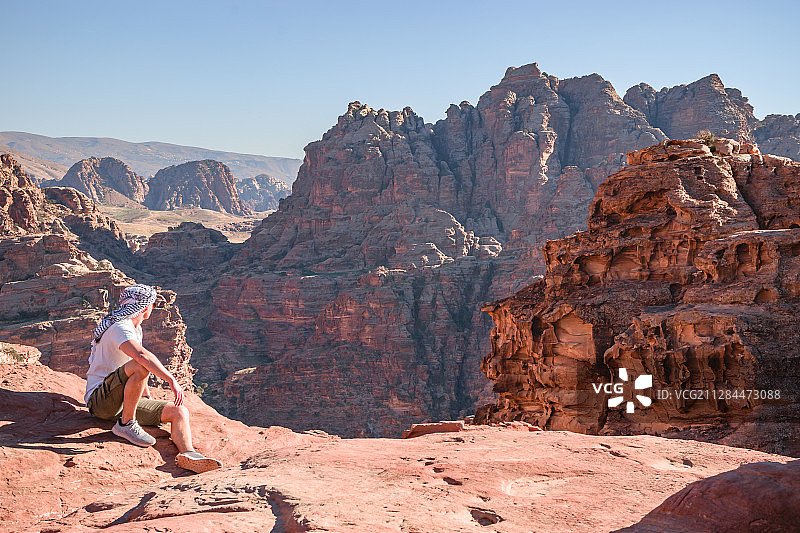 约旦佩特拉的游客在看山图片素材