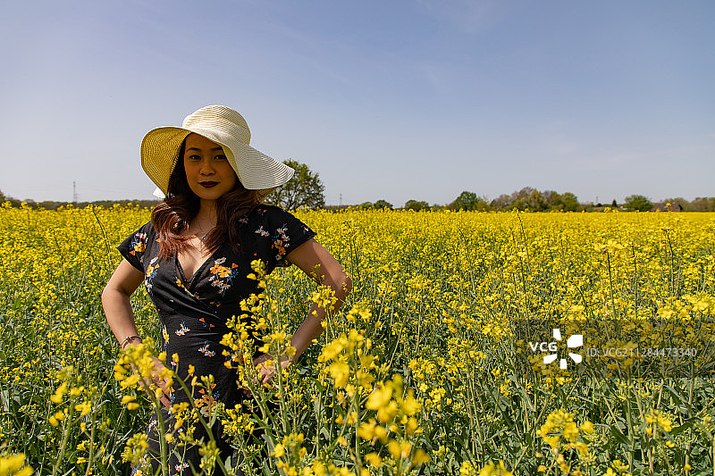 中年妇女身穿连衣裙站在草地上，德国奥芬堡图片素材