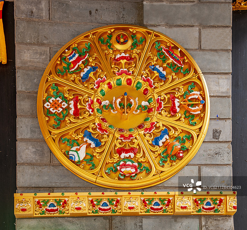 云南省楚雄州彝人古镇商铺藏式回轮盘图片素材