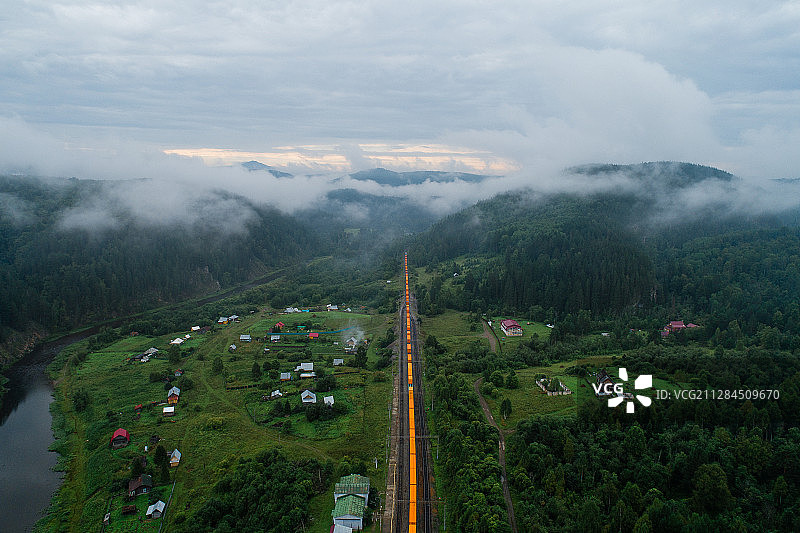 俄罗斯巴什科尔托斯坦因泽尔的火车、城镇和河流航拍图片素材