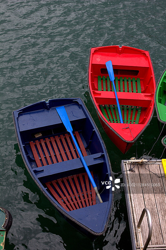 西班牙莱凯蒂奥旧木码头的彩色船只图片素材