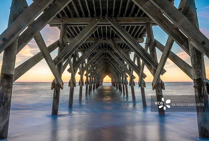 美国赖茨维尔海滩日落时分从下方拍摄的水晶栈桥长曝光照片图片素材