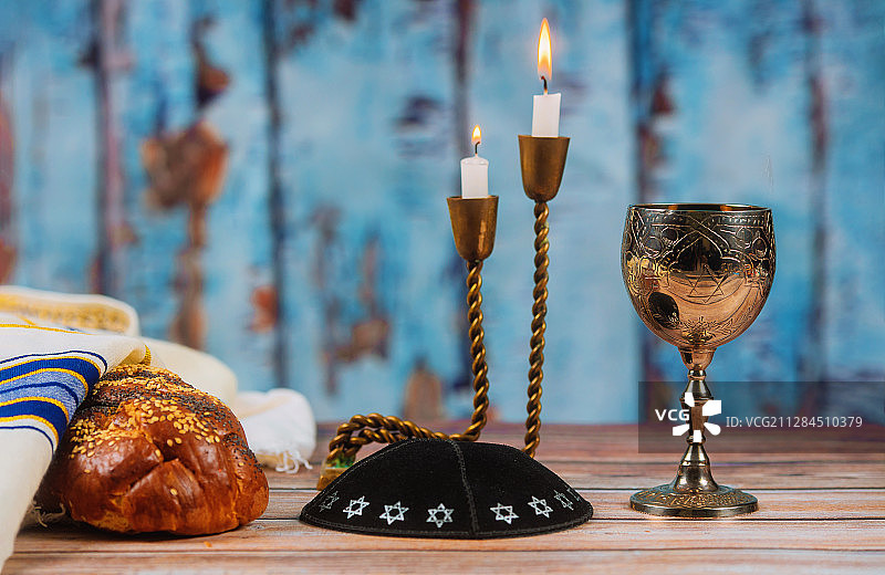 犹太安息日：圣餐杯、面包和犹太小圆帽图片素材