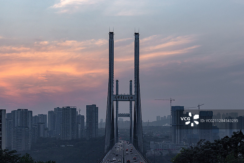 重庆市南岸区大佛寺长江大桥日落火烧云图片素材