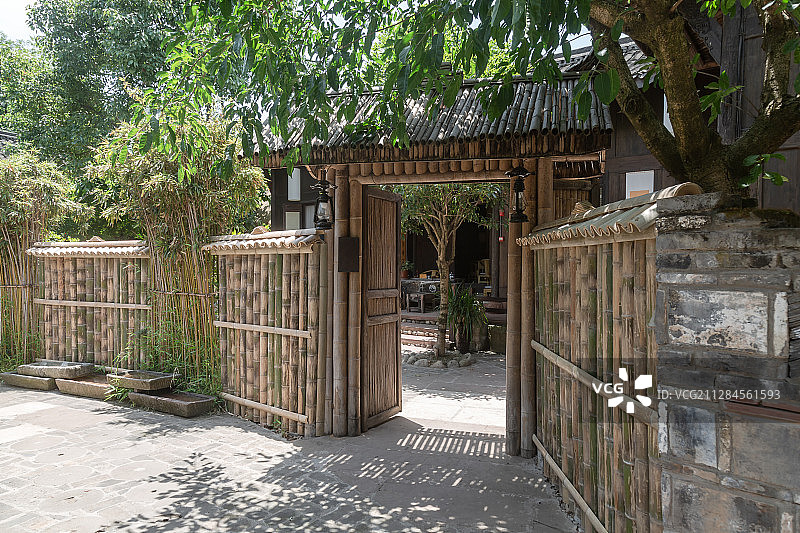 四川成都邛崃市4A级景区中国酒村大梁酒庄民居客栈竹篱笆和门图片素材