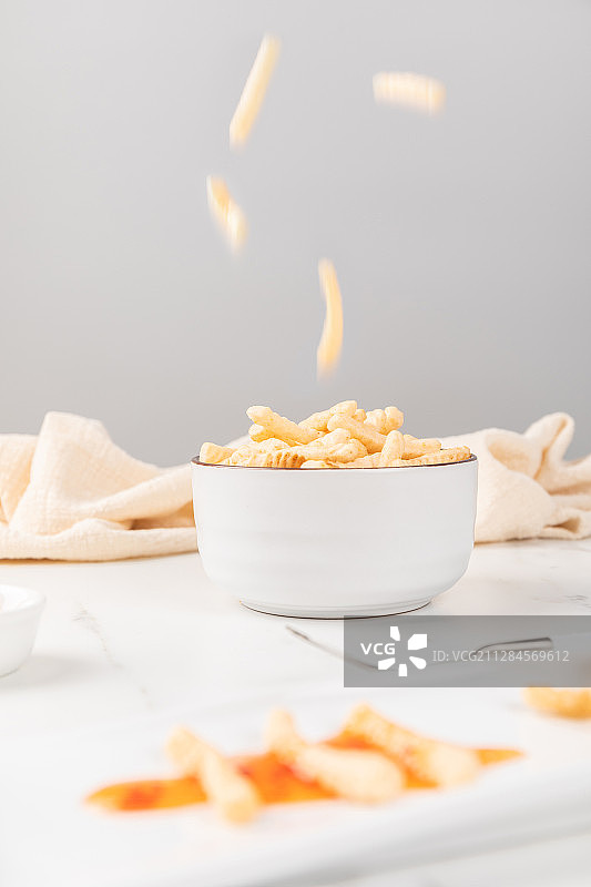 虾条桌面创意拍摄，下落动态图片素材