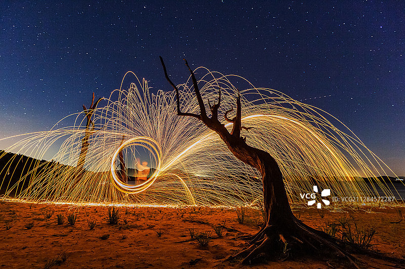 江苏无锡宜兴市云湖风景区星空光绘表演图片素材