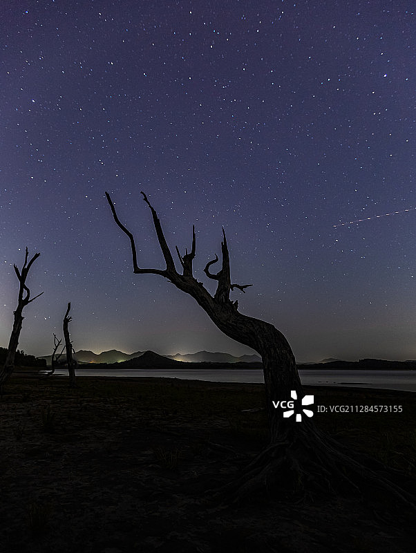 江苏省无锡宜兴市云湖风景区深夜星空图片素材