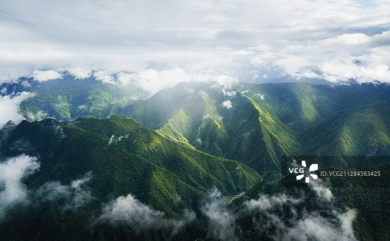 神农架林区上空云开雾散，太阳洒在高原林场上图片素材