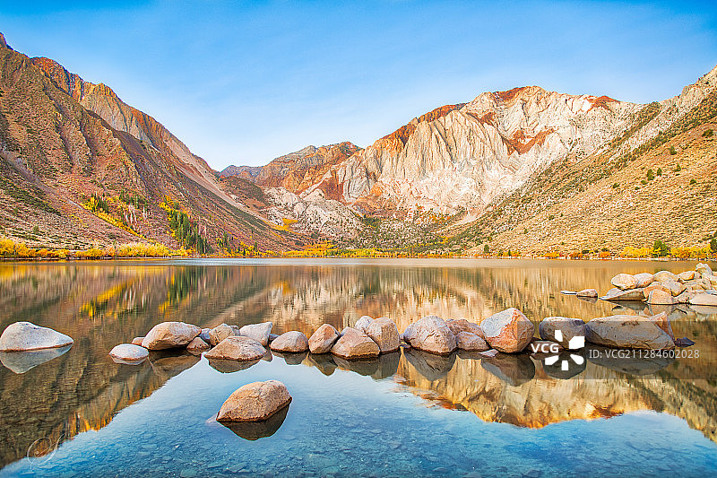 秋季罪犯湖，美国加利福尼亚州莫诺县图片素材