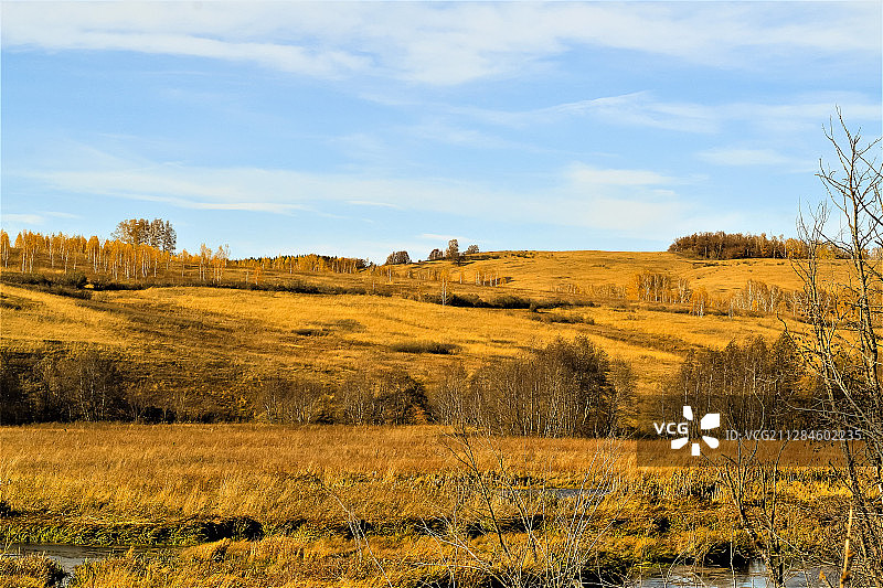俄罗斯巴什科尔托斯坦乌法市的秋季草甸风光图片素材
