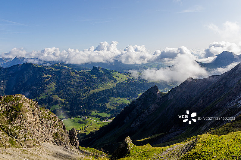 瑞士布里恩茨绿色岩石山脉环绕的峡谷上空的低云图片素材