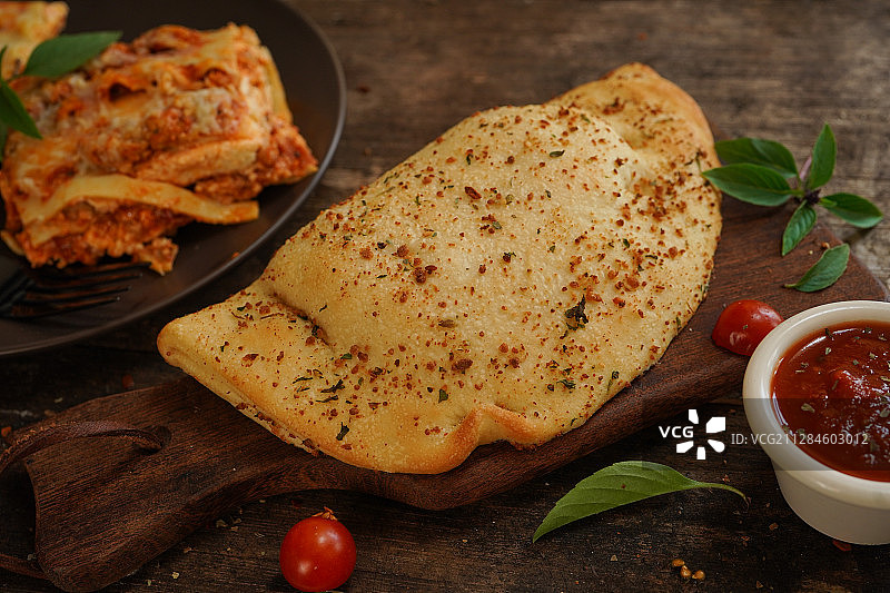 自制卡尔佐内披萨，美国图片素材