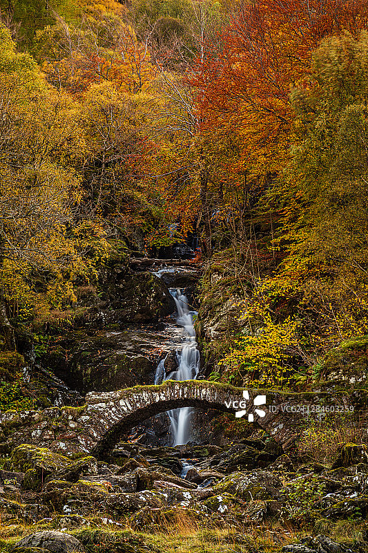 苏格兰奥伯费尔迪的秋季石桥和瀑布图片素材