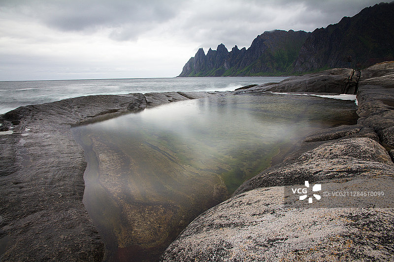 挪威特罗姆斯郡斯卡兰峡湾的岩石海岸与潮汐池风光图片素材