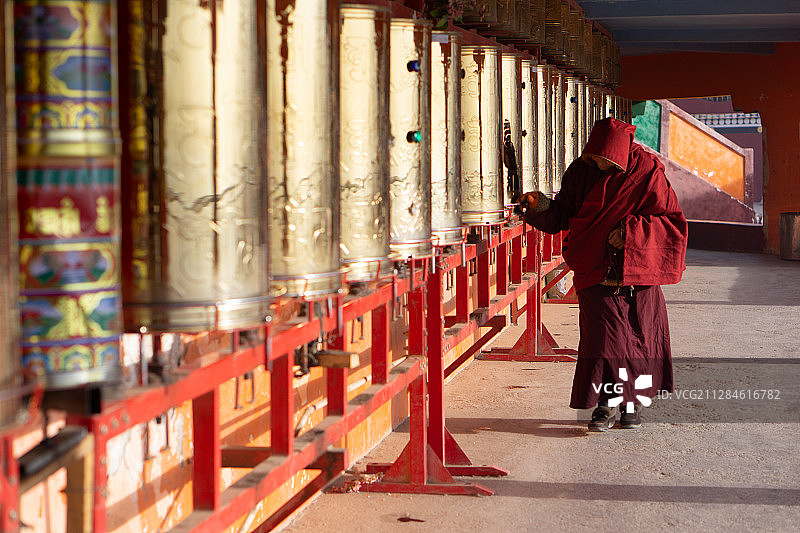 佛教转经筒的藏民图片素材