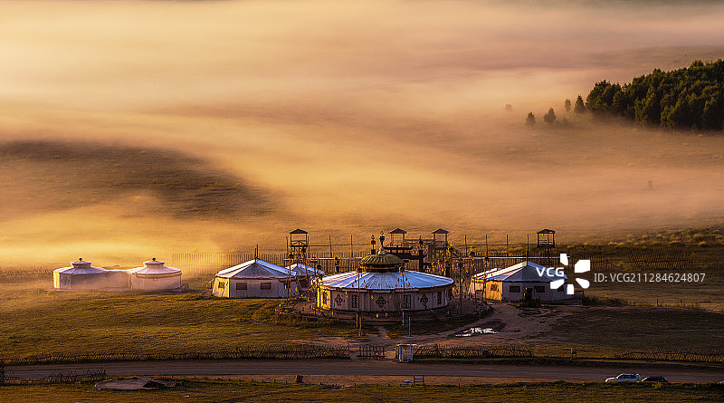 坝上草原早晨平流雾暖色图片素材